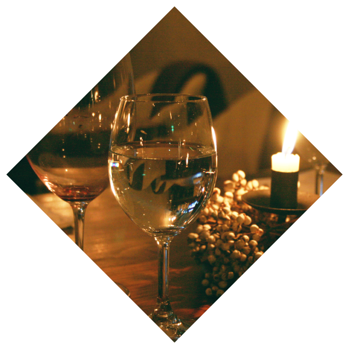 ワイングラスと白ワイン